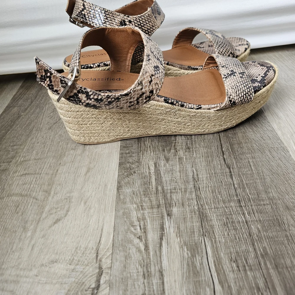 City Classified Snakeskin Espadrille Wedge Sandals Size 10